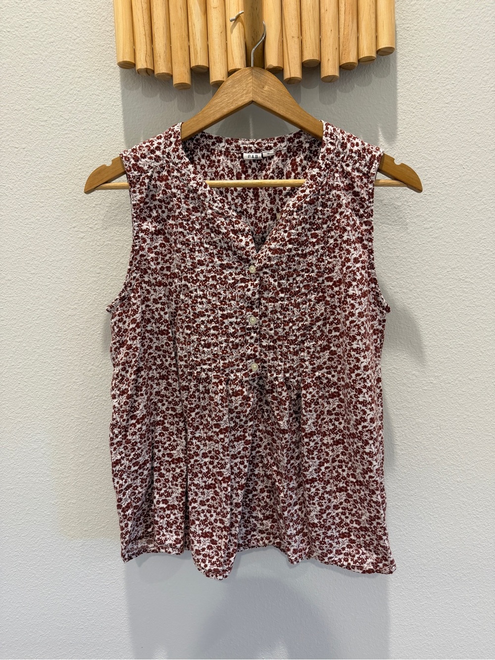 GAP Sleeveless Floral Button-Front Top - Red